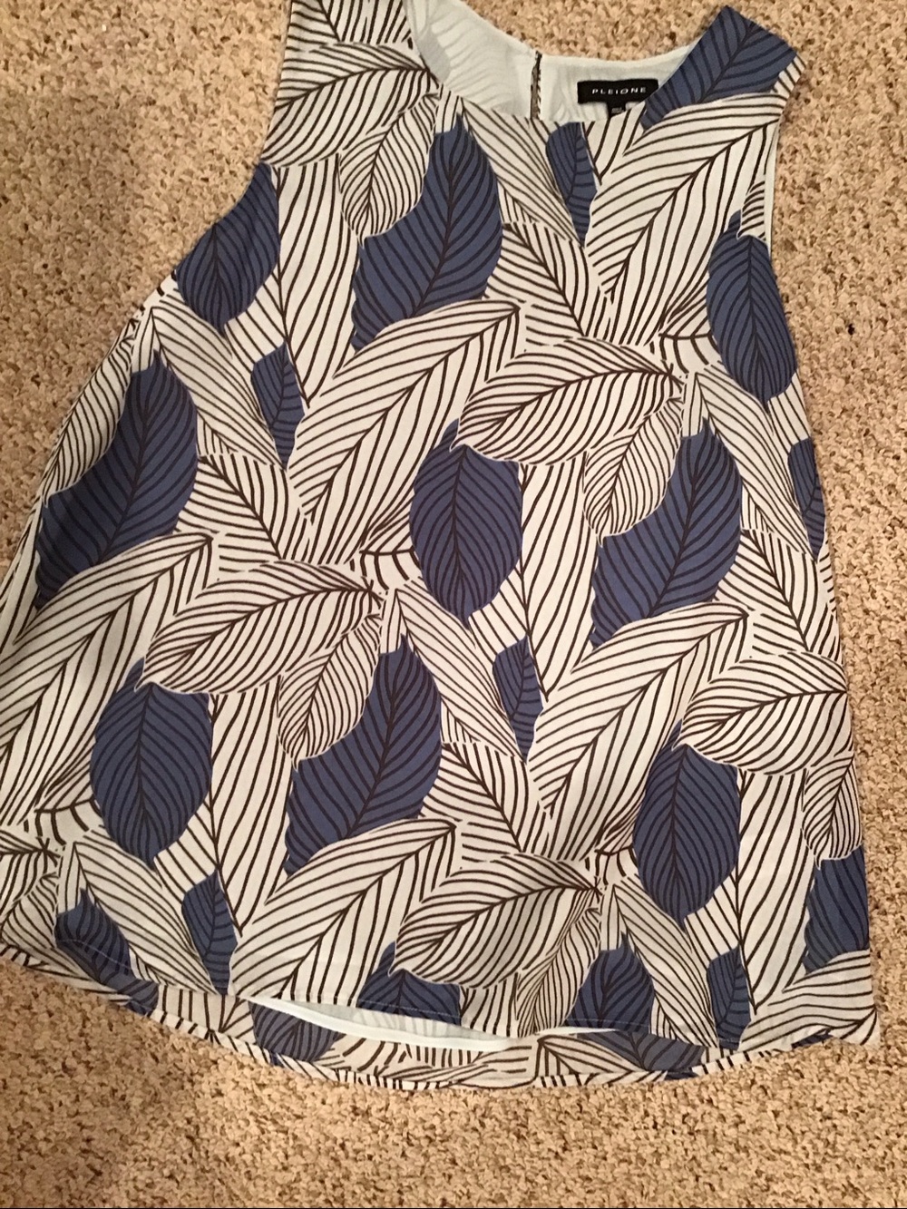 Pleione Blue &Gray Leaf-Pattern Sleeveless Blouse